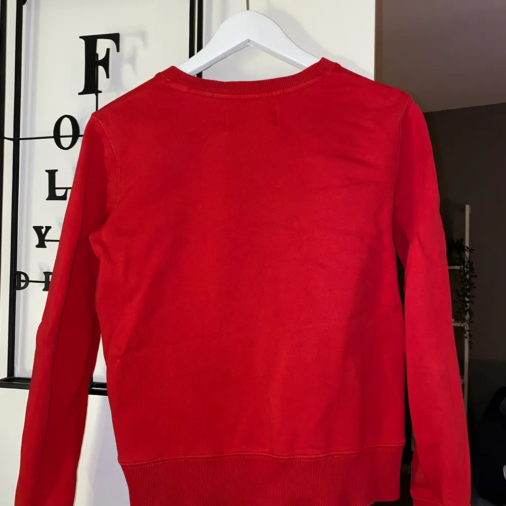 Säljer min röda Calvin Klein sweatshirt pågrund av att den inte används längre. Bra skick och inga synliga slitningar. Nypris 699❤️. Hoodies.