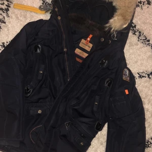 Paralympier jacka herr - Säljer en äkta parajamer jacka i fint skick och säljer den för vintern är över. Om ni har frågor är de bara och fråga. Om fler är intresserade blir de budgivning. 