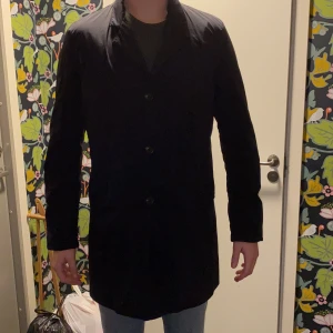 C.P. COMPANY (NYCRA) storlek L - Skick 8/10. Har sällan används och inga yttre skador. Köpt för 6000kr 2019.  Färg: svart. Storlek:L Material: stretch nylon schell.  Säljs pågrund av att jag har många liknande plagg. Bud från 750! Jag står för frakten eller så möts vi.