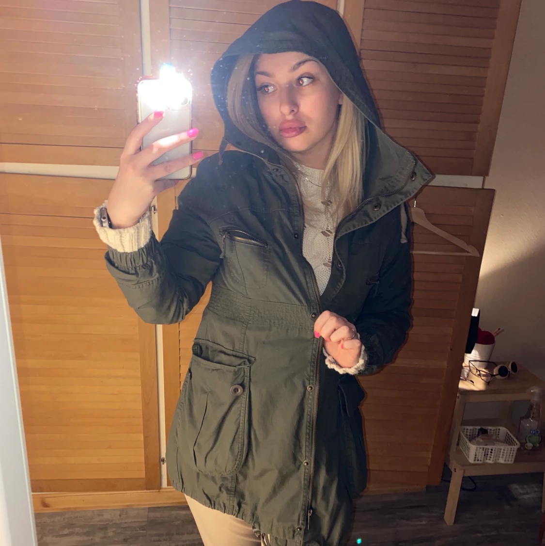 Militärgrön tunn jacka s. 36.