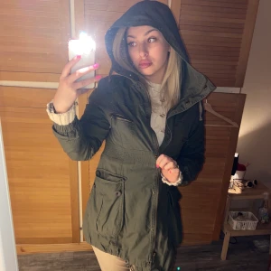 Militärgrön tunn jacka s. 36. - ♥️Militärgrön tunn jacka med luva. Bilden visar passform med en väldigt tjock stickad tröja. Jag bär storlek S. Frakt tillkommer! ♥️