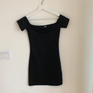 Svart klänning - Kort svart klänning från hm, köpare står för frakt🌷