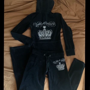 Juicy Couture mjukis sätt - Säljer ett svart Juicy Couture sätt både byxor och tröja med snyggt tryck både bak och fram ( inga stenar saknar på trycken). Väldigt bra skick❤️ jag har storlek S och är 168 cm