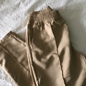 na-kd kostymbyxor - säljer dessa populära kostymbyxor från na-kd!! jättefina men tyvärr kommer de inte till användning hos mig😪💞