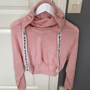 En tröja med luva  - I storlek s ifrån H&M. Är ej andvänd.