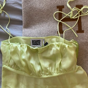 ”reclaimed vintage” klänning - Så gullig klänning. Aldrig använd.  storlek 38 passar S också. beställd online💚