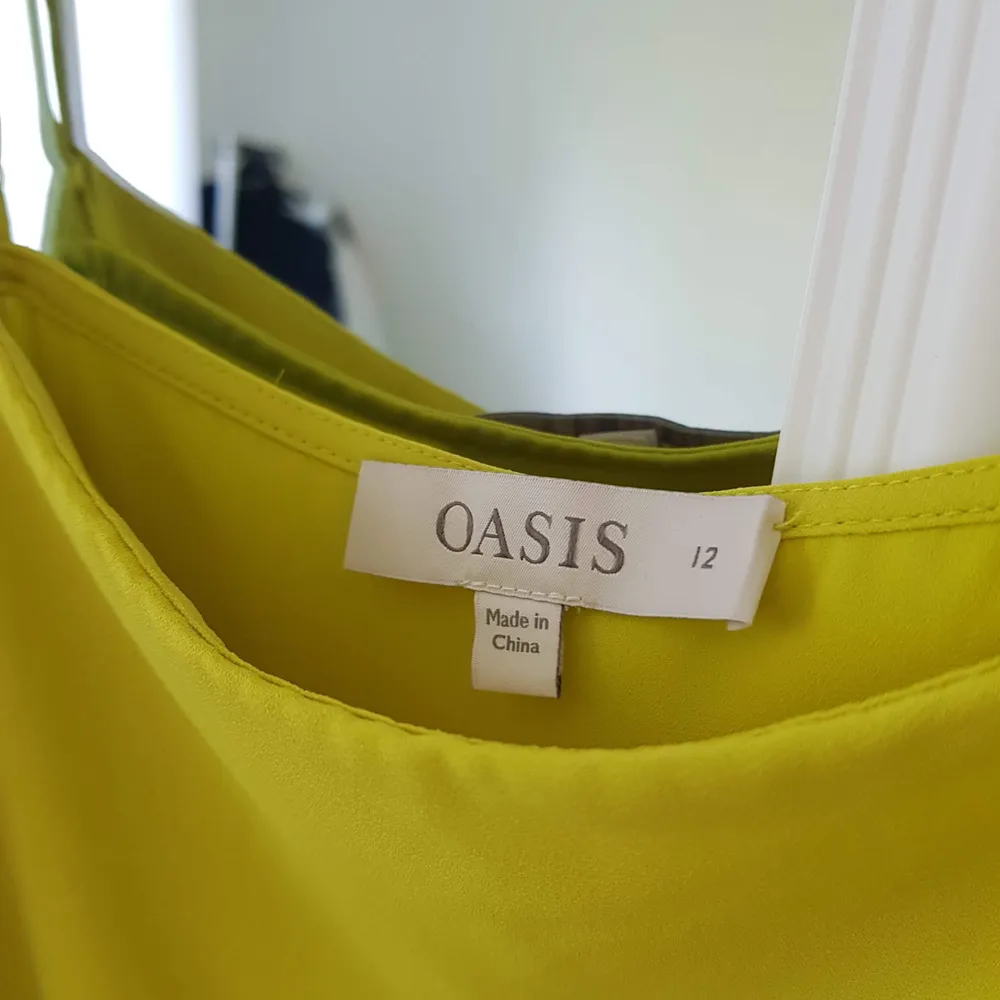 Chartreuse färgat linne från Oasis. Chiffong material med fyrkantig hals. ALDRIG använd så i utmärkt skick! . Toppar.