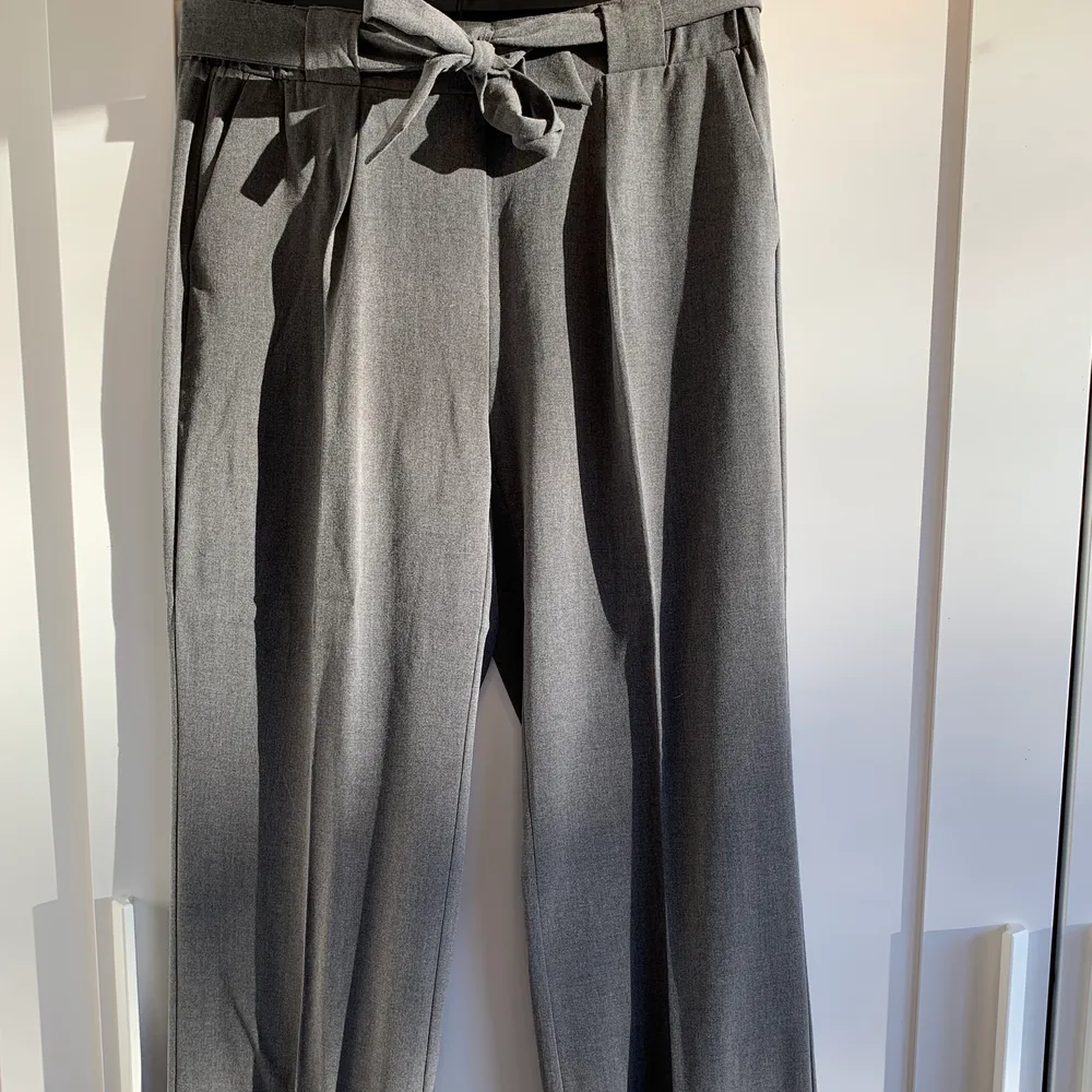 Ett par oanvända Free/Quent vida kostymbyx liknande i färg grå🤍 strl L                                                                         Nypris 399kr säljer för 200kr (pris kan diskuteras)+ frakt (66kr spårbart)  betalning sker via swish💫. Jeans & Byxor.