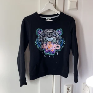 Kenzo tröja - Helt äkta, använd drygt 2 gånger. Inga lösa trådar och funkar precis som en ny. Passar mig som varierar mellan S/M och köpare står för frakt.☺️ pris: 900kr