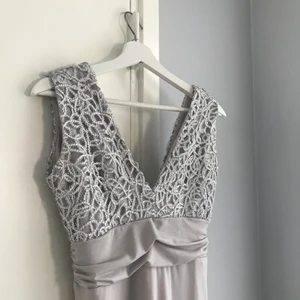 Balklänning  - Använd vid två tillfällen. (Obs. Har en liten liten fläck vid sidan av den men kan nog gå bort i tvätten) Klänningen har dubbla lager så den är ej genomskinlig!                                                                      Frakt är inräknat i priset.