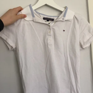 Pikétröja Tommy hilfigher - Pikétröja från Tommy hillfigher, storlek S slimfit. Säljer då jag inte längre använder den, pris kan diskuteras 