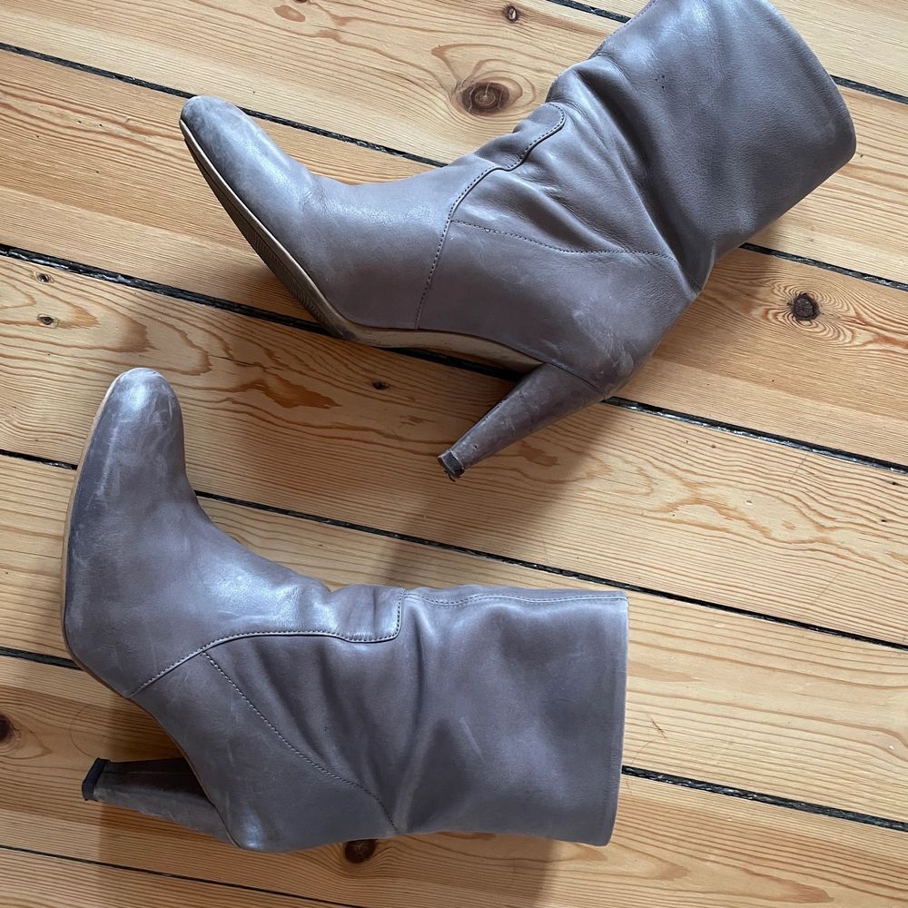 Tidlösa ecco stövletter, strl 38. Bekväma trots klackhöjd på ca 8-9 cm. Passar perfekt till alla klännings- och kjollängder samt smala byxor. Lite slitage vid tåspets men på det hela gott skick, inklusive sulor och klackar, se närbild. . Skor.