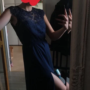 Balklänning - Säljer min balklänning köpt från Nelly som inte finns kvar på deras hemsida längre. Den har en slits på framsidan och är öppen i ryggen. Skriv för mer bilder🥰🥰🥰Nypris: 500kr 