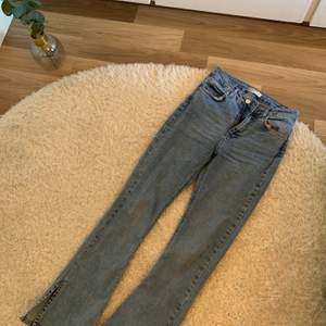 Mycket bekväma jeans från Gina Tricot. Klassisk jeans färg med slits vid sidan av fötterna.