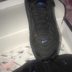 Nike 720 - Säljer nu mina Nike 720. Skorna är i mycket bra skick, förutom att en av skorna har fått lite punka (se bild 2). Men det är inte alls något som syns eller märks. Storlek 38 men jag är en 37:a och det passar mig lika bra. 
