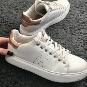 Björn Borg skor - Björn Borg sneaker T1500 WHT-RGLD, storlek 39. Nypris 900 kr, jättebra skick då de bara användes fåtal gånger i somras. Pris kan diskuteras:)
