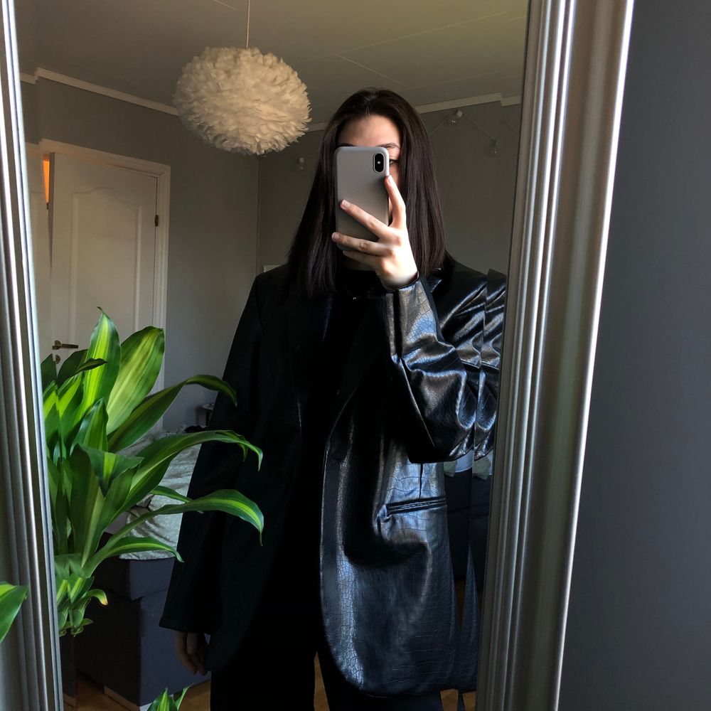 Min snake skin lĂ€derimitations blazer frĂ„n weekday Ă€r för stor pĂ„ mig och jag funderar pĂ„ att köpa en storlek mindre. Ăr nĂ„gon intresserad av att köpa, alternativt byta deras i storlek 36? đ€ den Ă€r aldrig anvĂ€nd!. Jackor.