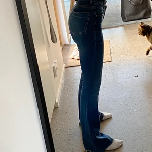 Jeans - Superfina lågmidjade zara jeans i vintage stuk🍒🥰