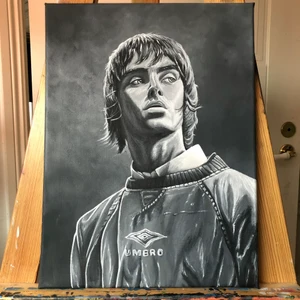 Porträtt av Liam Gallagher - Handmålat porträtt i akryl av Liam Gallagher från Oasis. 30x40 cm. Personaliseras även med en textrad från en låt vald av köparen innan den skickas. 