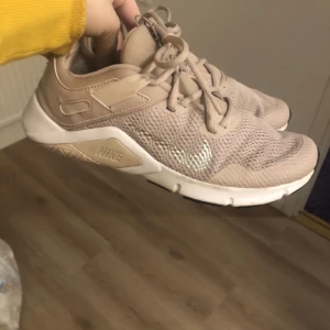 Nike skor dam - Har inte använt som mycket alls och säljer dom för jag köpt nya skor.
