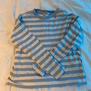 Jättefin tröja från monki  - Fin tröja i jättefin färg från monki. Används tyvär inte längre. Köparen står för frakten💗💗