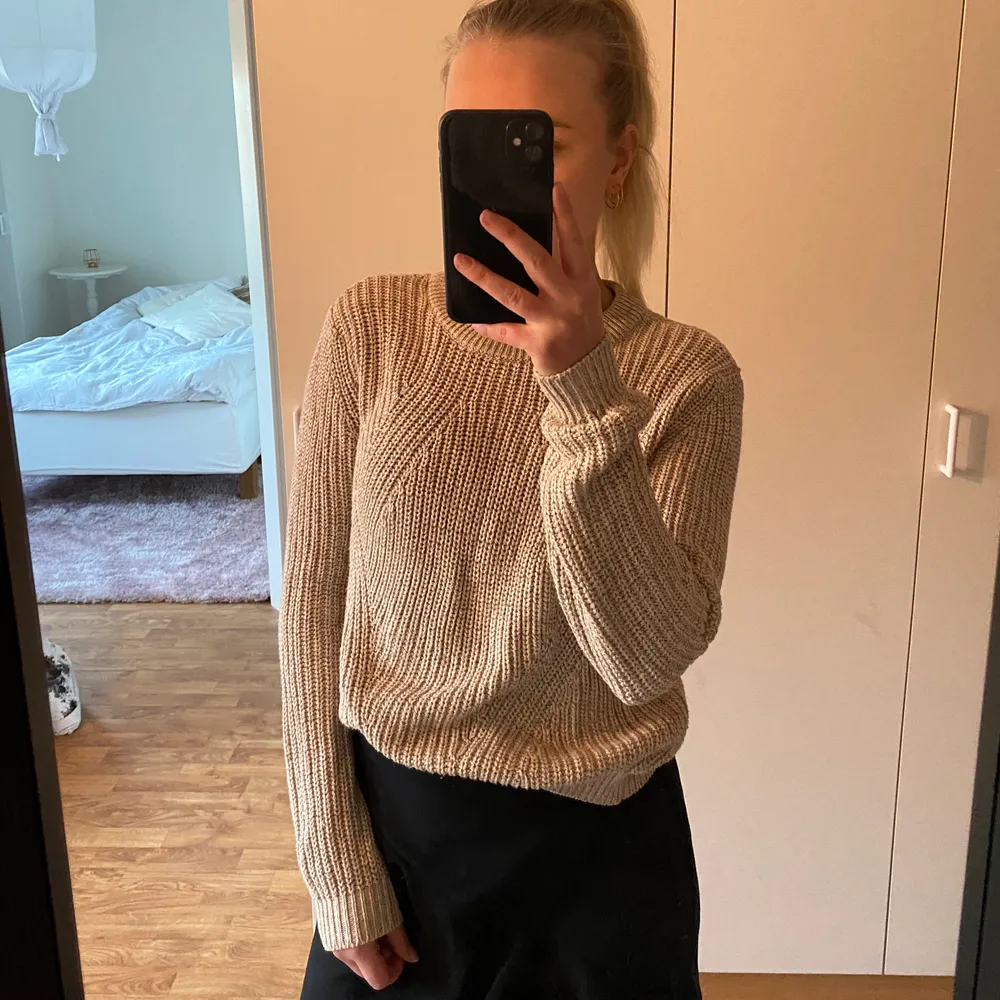 Beige stickad tröja, fint skick och kvalitet, tre år gammal. Neuleet.