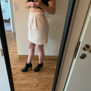 Puderrosa kjol strl 36 - Så gott som ny, använd två gånger, köpt för två år sedan