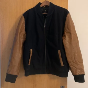 Vinter/vår jacka herr!  - Säljer en typ bomberjacka i strl 54 (herrstrl), skin på armarna och är i bra skick! 