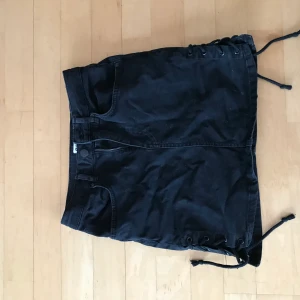 Gina tricot kjol - Säljer denna kjol då den är för liten❤️ bra sick men knytningar på sidan av kjolen❤️