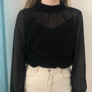 Svart meshad tröja  - En svart meshad tröja med prickar. Den är använd ett par gånger men i bra skick. Storlek S men passar bra även till M.