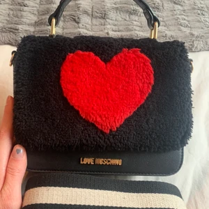 Moschino väska - Super söt väska från love Moschino. Säljs pga den inte kommer till användning längre.❤️