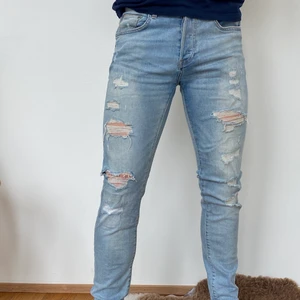 Demin  - Coola håliga jeans i str 32/34 i passform skinny 