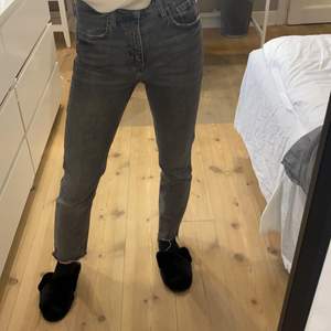 Mom jeans från Zara i storlek 34. 100kr + frakt!! Skriv för mer bilder💕