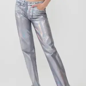 Söker dessa silver/holographic/glitter/skimrande jeans från zara i 34 eller 36 skriv gärna om du har eller vet någon som säljer!💕