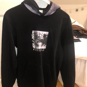 Hoddie - Svart hoodie med tryck och mönstrad luva. Hör av dig om du har frågor eller vill ha fler bilder!