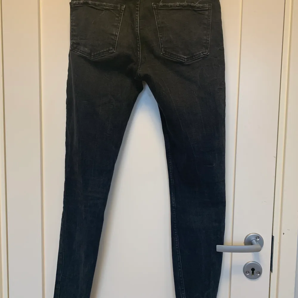 Svarta jeans med slitningar. De är i storlek 36 men skulle säga att de istället passar 32/34. Köpta från sellpy men aldrig använda pga fel storlek. Om du vill ha fler bilder eller info så är det bara att kontakta mig😊. Jeans & Byxor.