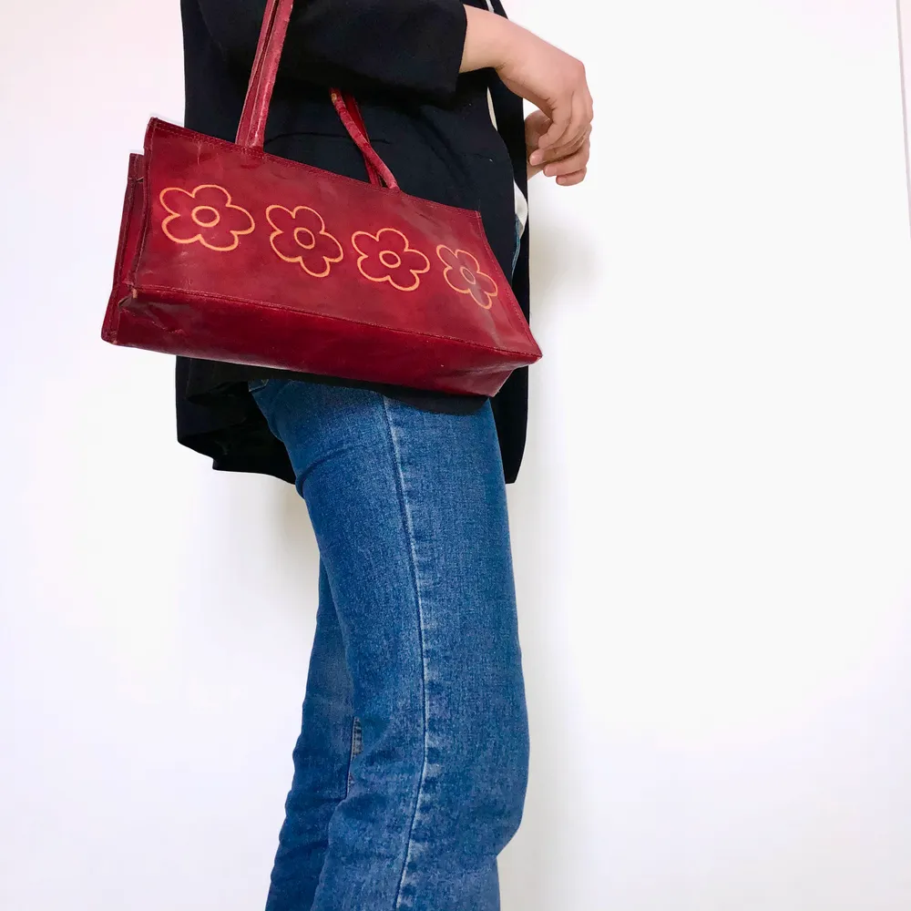 En jättesöt röd handväska. Använt skick. En liten skavank på ena handtaget (se bild 3). Mått: ca 30x15cm. ❗️Köparen står för frakten❗️Fråga om du har några funderingar🌸🌟. Väskor.