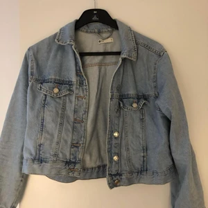 Croppad jeansjacka - Croppad jeansjacka i strl M