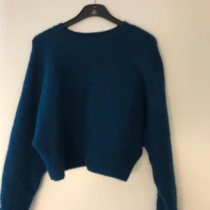 Stickad tröja - Stickad blå tröja i strl S