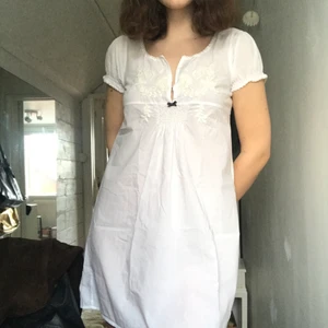 Sommarklänning - Så fin sommarklänning från odd molly, skönt material och i storlek 2(M) Hör av er vid intresse🥰🥰💓💓 frakt 24kr