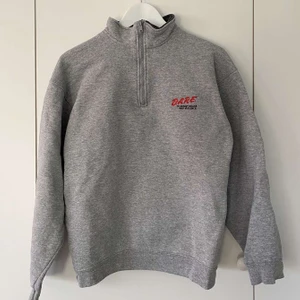 Vintage quarter zip sweatshirt - Vintage quarter zip sweatshirt med ”fruit of the loom”-tag - Fint skick - Storlek M - frakten kostar 66kr, är spårbar och framme på 1-2 arbetsdagar! - högsta bud ligger på 200. Höj med minst 25 eller köp nu för 300!