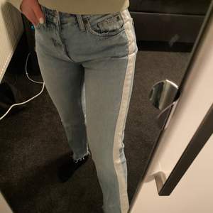 Blåa jeans med vita streck på sidorna från zara! Storlek står inte men jag gissar på xs, dom är lite för små för mig som är mellan 34-36 eller S. 