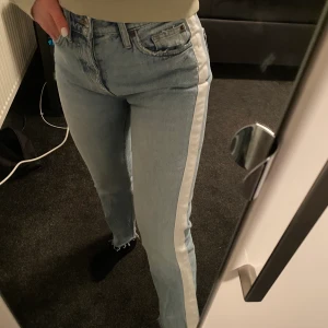 Zara jeans storlek storlek xs  - Blåa jeans med vita streck på sidorna från zara! Storlek står inte men jag gissar på xs, dom är lite för små för mig som är mellan 34-36 eller S. 