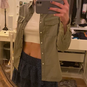 Vårjacka  - Denna tunna jacka passar perfekt till våren/sommaren! Superfin!! Storlek xs och passar mig som brukar ha S. Från Lexington som är slutsåld och köpt för 1 995kr.