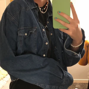 Kroppad vintage jeansskjorta/overshirt  - Supercool vintage jeansskjorta som även går att använda som en tunnare sommarjacka eller overshirt! Cool oversized passform, men lite kortare i modellen!