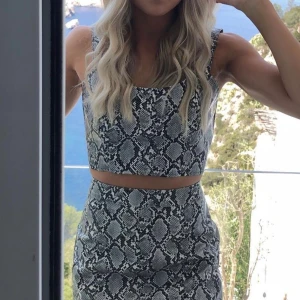 Topp från nakd - Topp med snakeprint från Linn Ahlborg x nakd. Storlek: xs. Använd en gång. Säljer då den är för liten för mig. 