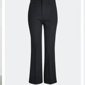 Bik bok kostymbyxor strl 36 - Säljer mina favorit kostymbyxor från Bik Bok i storlek 36. De har tyvärr blivit förstora men passar perfekt i längd för mig som är 170 cm.💞😍 