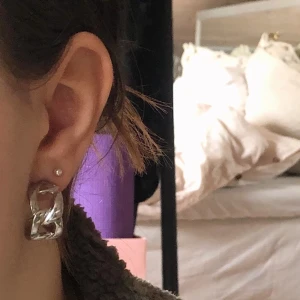 Örhängen  - Superfina chic örhängen som passar perfekt till vardags som fest, dom är i väldigt bra skick! Använda endast vid bildtagning (rengjord efteråt såklart) 💕🌹👏🏻✨ 