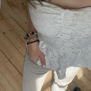 vit söt topp - supersöt spettstopp som aldrig är använd, den fungerar supergulligt som den är men man kan också ha exempelvis en stickad tröja över !😍😍