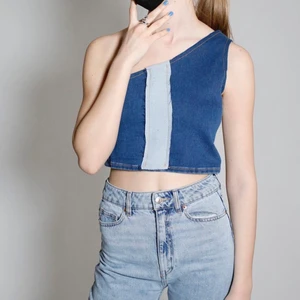 One shoulder top - Snedskuren top med en bar axel. Ursprungligen H&M jeans som är omgjorda av Scannable UF. Genom att skanna en QR-kod som finns fäst på plagget kan du läsa mer om materialet och dess miljöpåverkan! ✨💖🤩